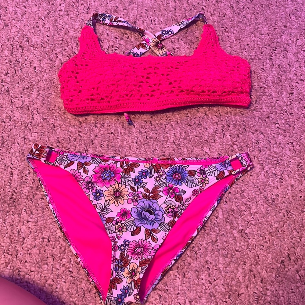 Pink knit/ floral bikini.  Juniors Large